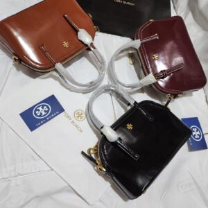 شنطة كتف جلد من TORY BURCH
